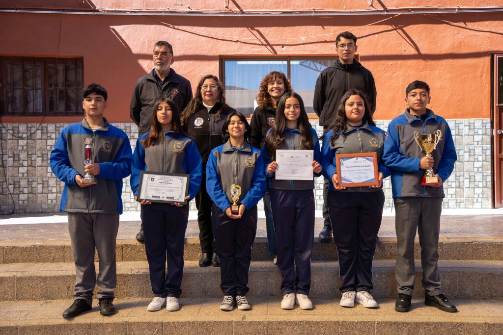 Integrantes de banda PRV con galardones junto a coordinadores y directora.